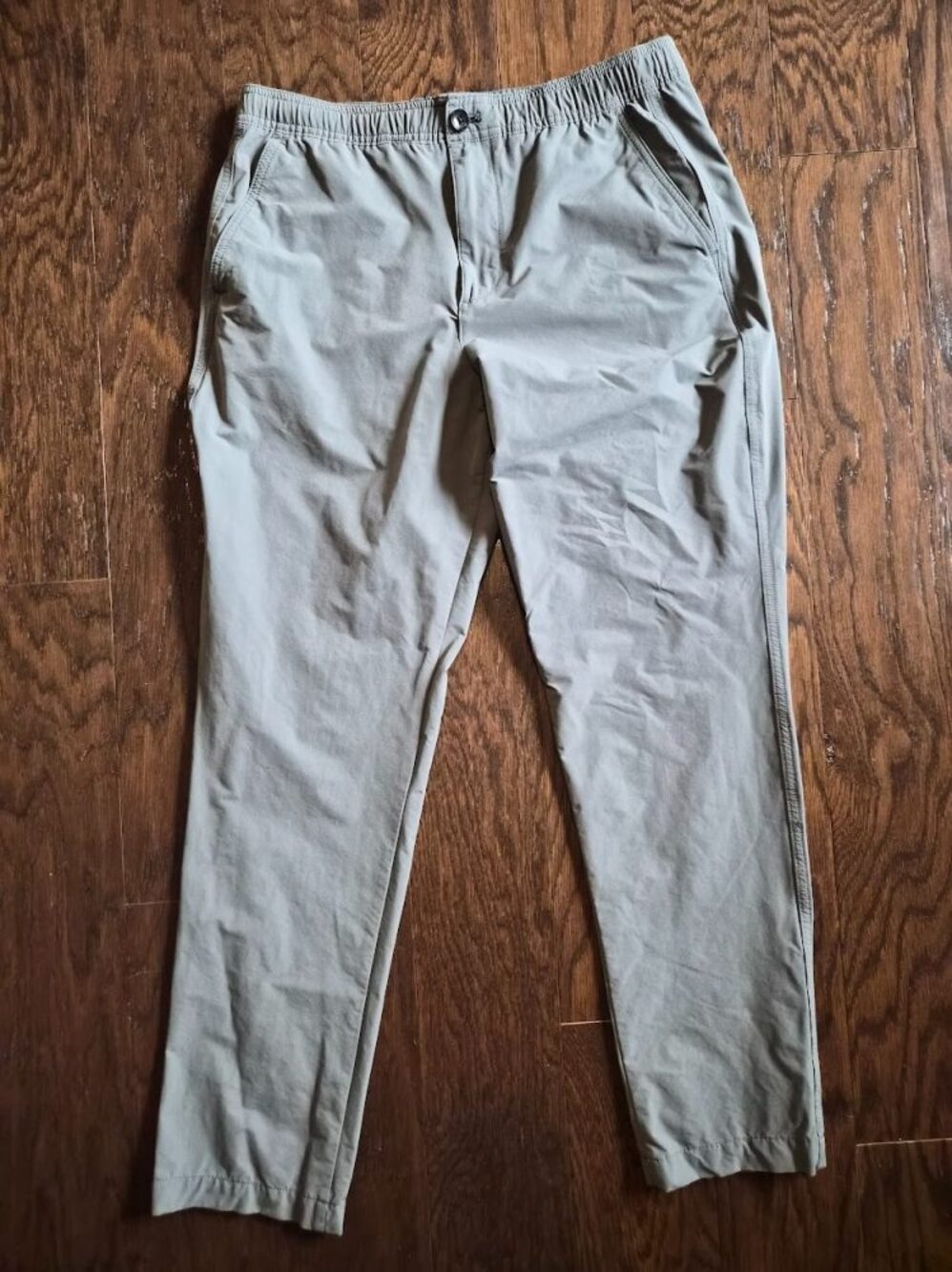 GAP MEN'S MODERN NYLON EASY PANTSITEM OVERVIEWBrand: GapStyle Name: Modern Nylon